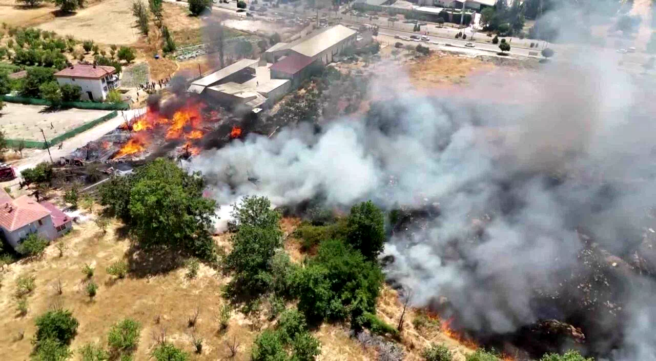 Amasya’da kereste deposu ve ev alev alev yandı