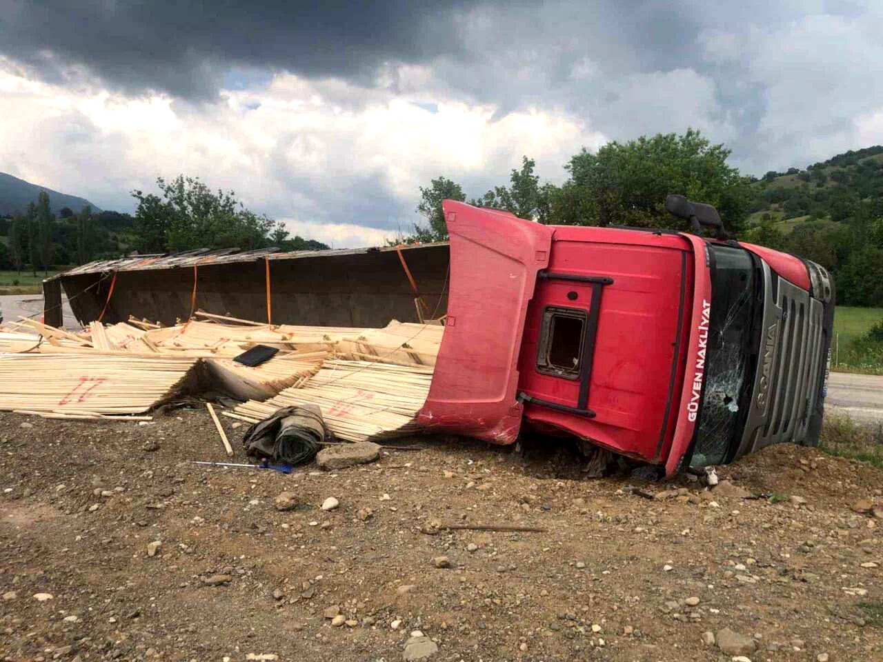 Amasya’da kereste yüklü tır devrildi: 2 yaralı