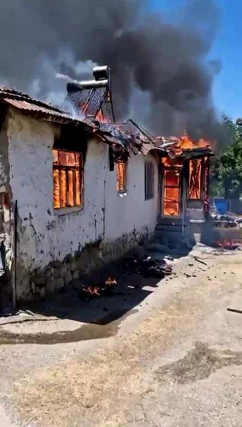 Amasya’da kerpiç ev yangında küle döndü