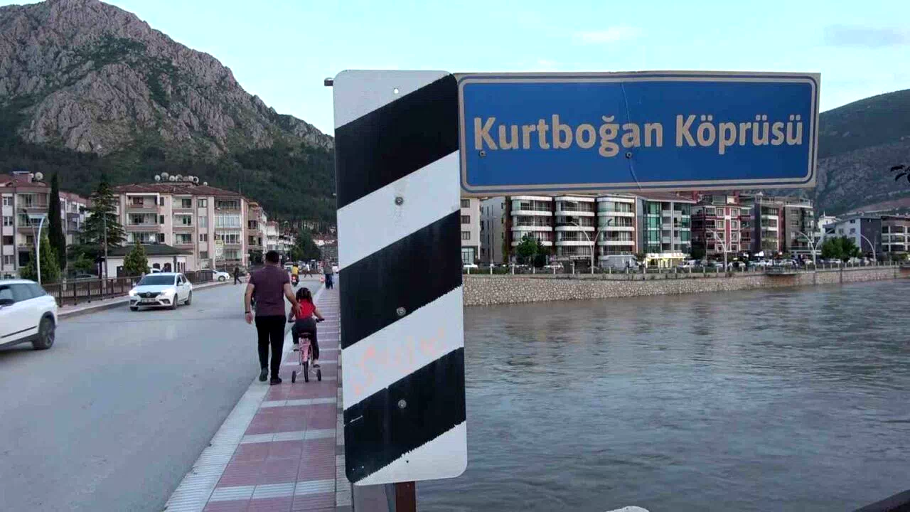 Amasya’da köprü girişinde çökme oluştu