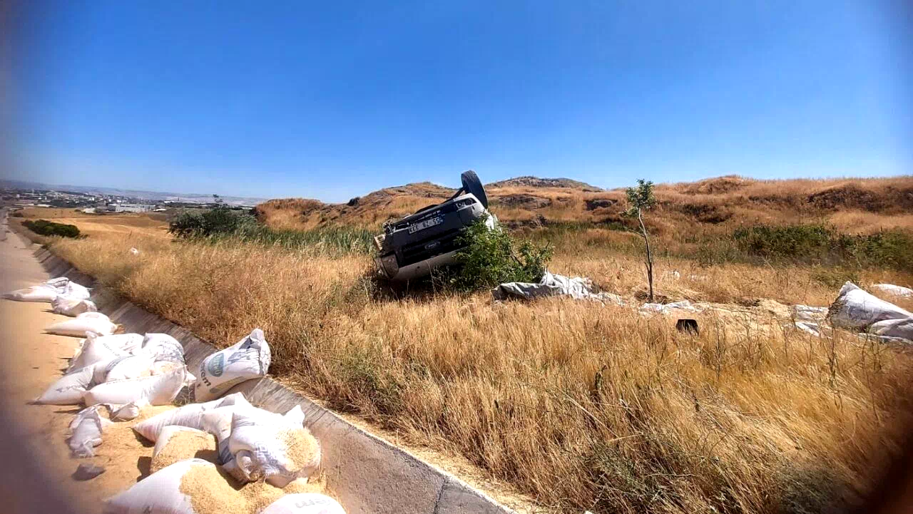 Amasya’da lastiği patlayan kepek yüklü kamyonet devrildi: 2 yaralı