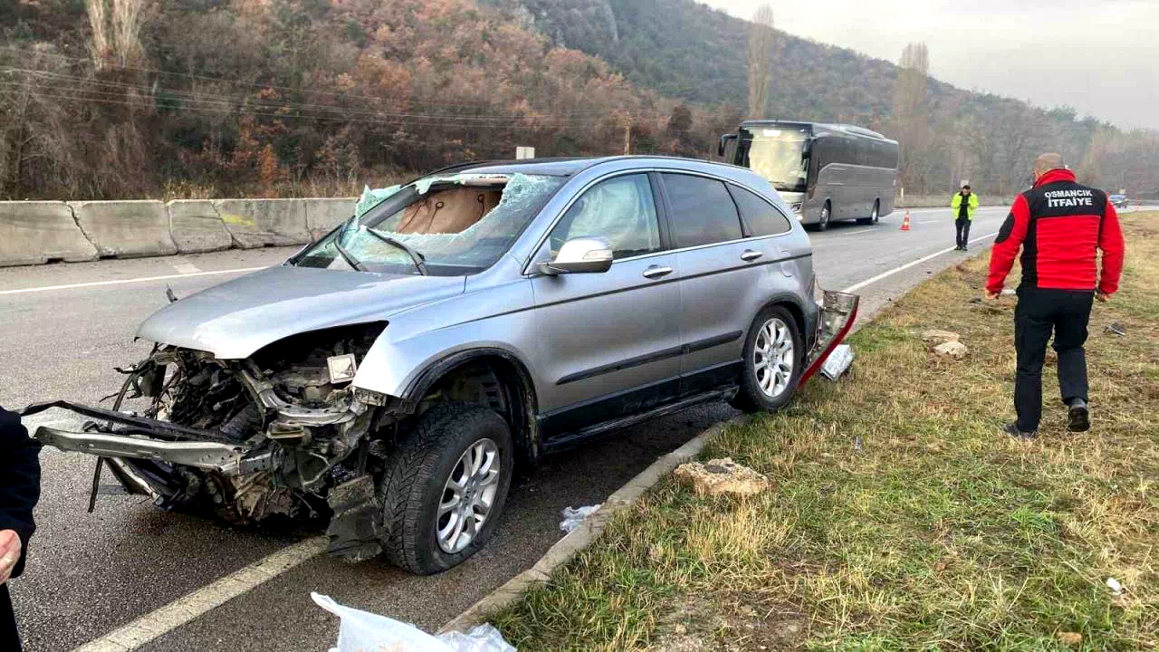 Amasya’da lastiği patlayan otomobil takla attı: 3 yaralı