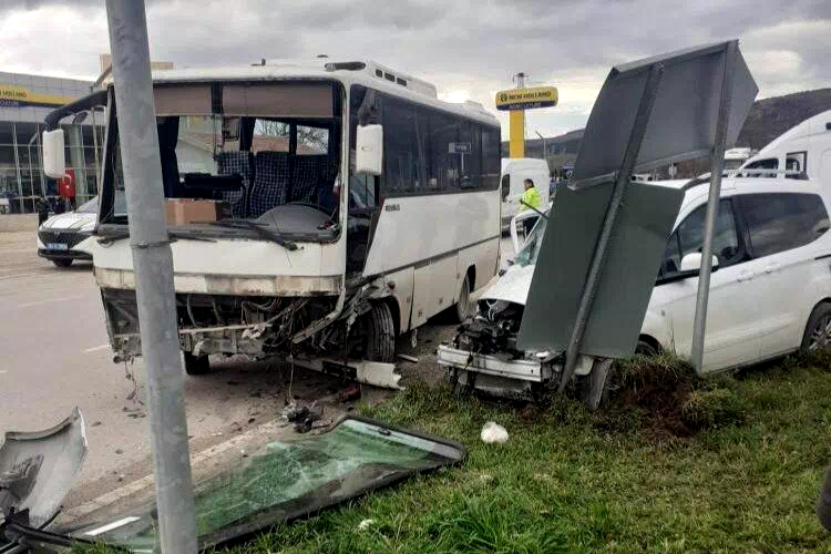 Amasya’da midibüs ile kamyonet çarpıştı: 6 yaralı