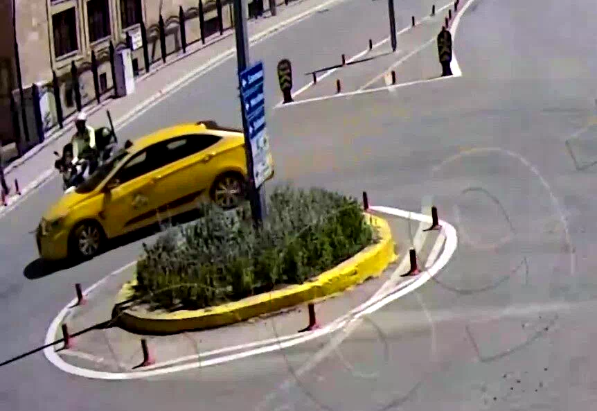 Amasya’da motosikletli polis ile ticari taksi çarpıştı: Kaza anı kamerada