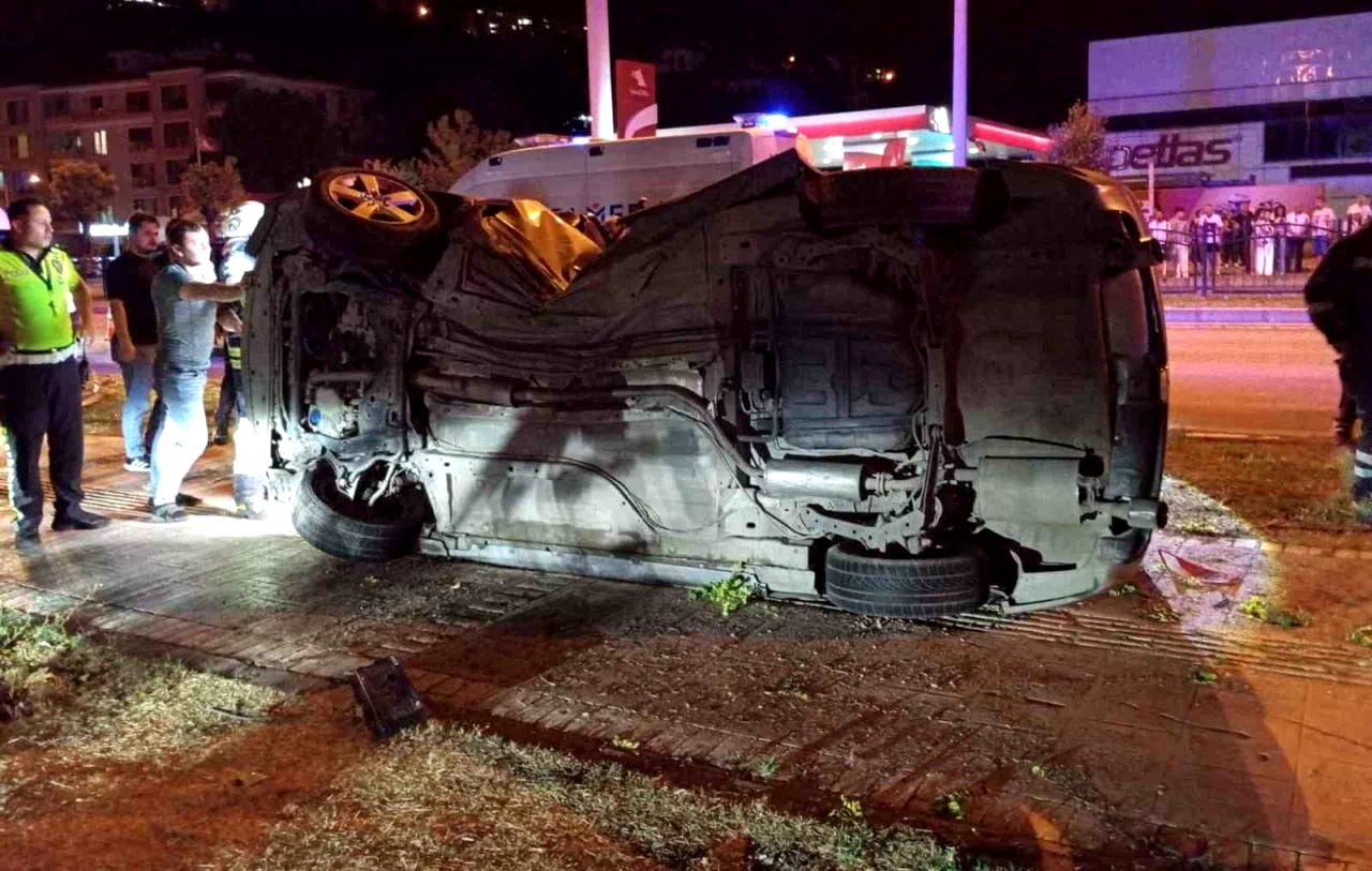 Amasya’da otomobil çarptığı ağacı kökünden söktü: 2 yaralı