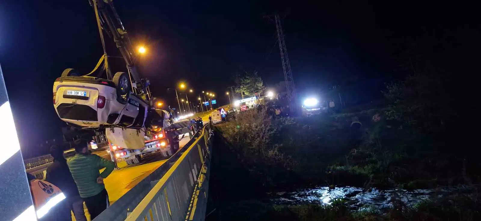 Amasya’da otomobil çay kenarına uçtu: 5 yaralı var.