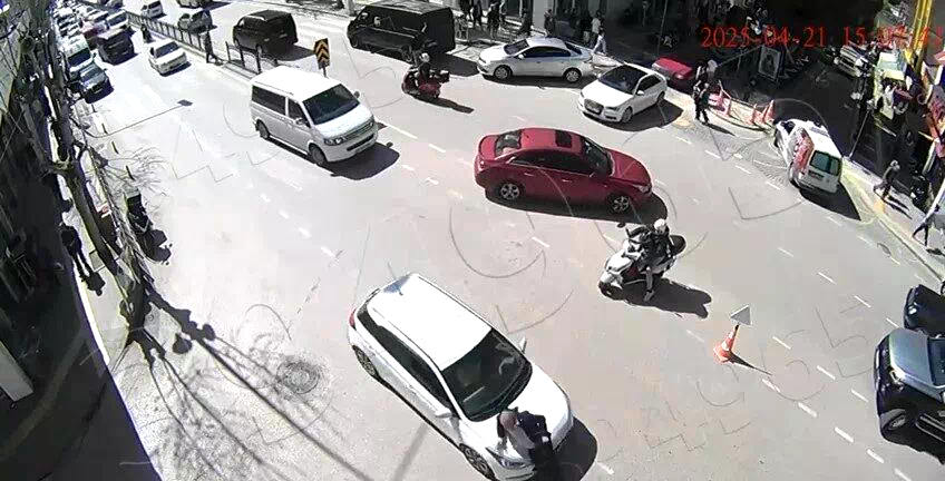Amasya’da otomobilin kavşakta yayaya çarptığı kaza kamerada