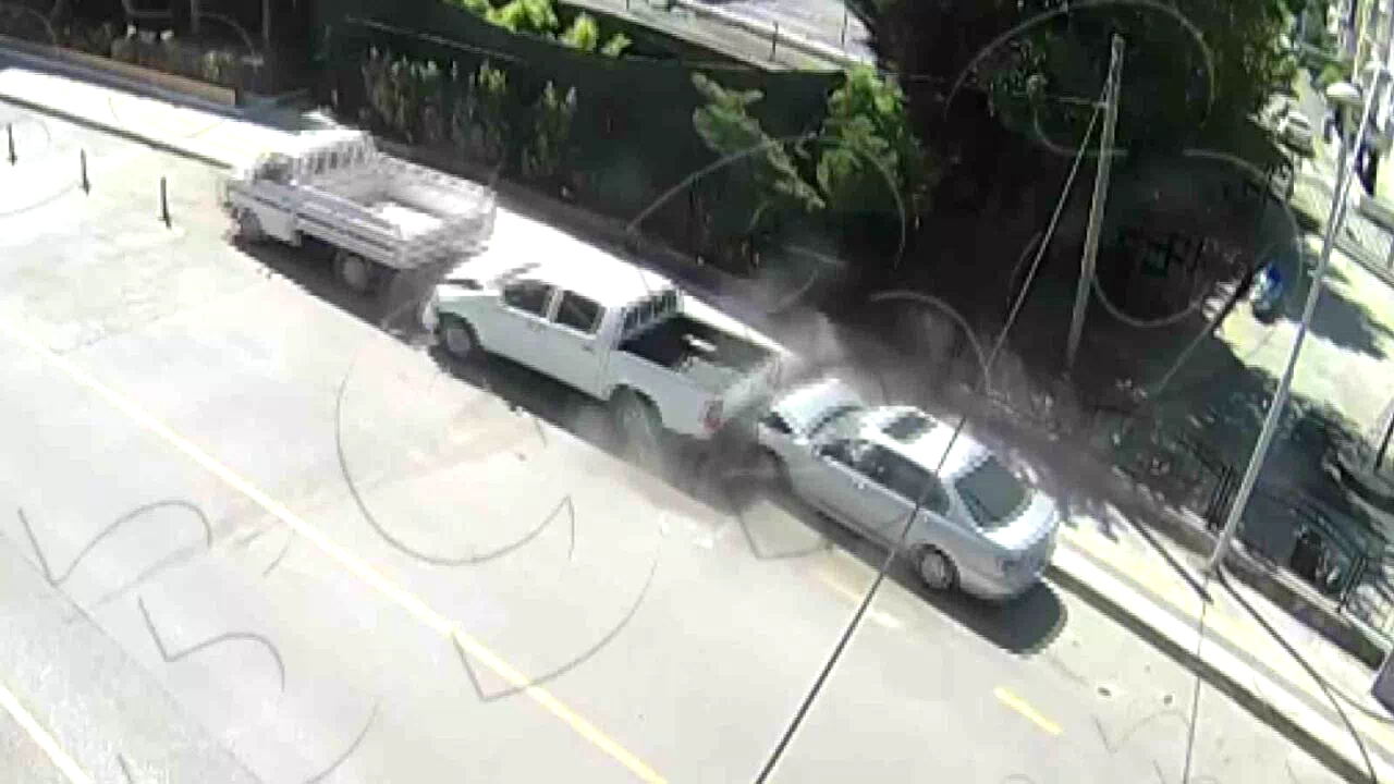 Amasya’da otomobilin park halindeki araçlara çarptığı kaza kamerada
