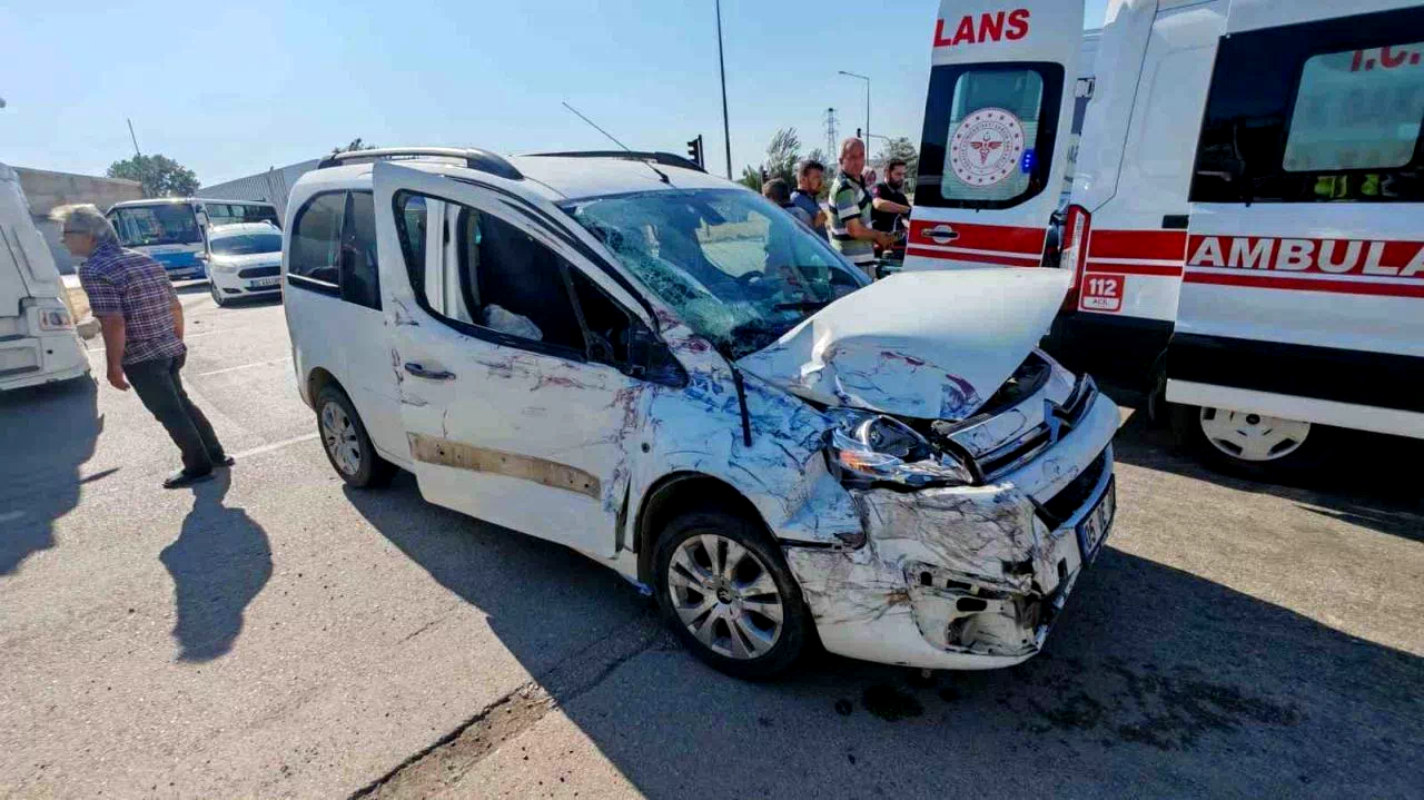 Amasya’da özel halk otobüsü hafif ticari araçla çarpıştı: 3 yaralı