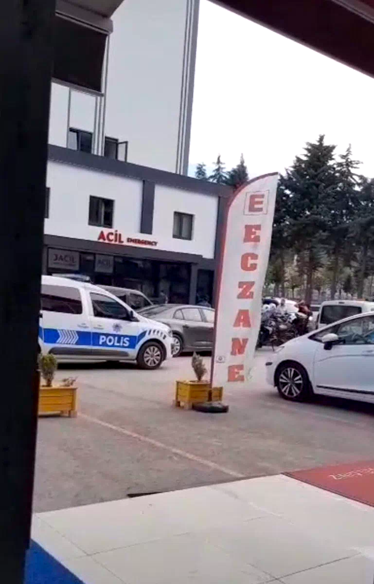 Amasya’da özel hastanede korku dolu anlar: Boğazına bıçak dayadı