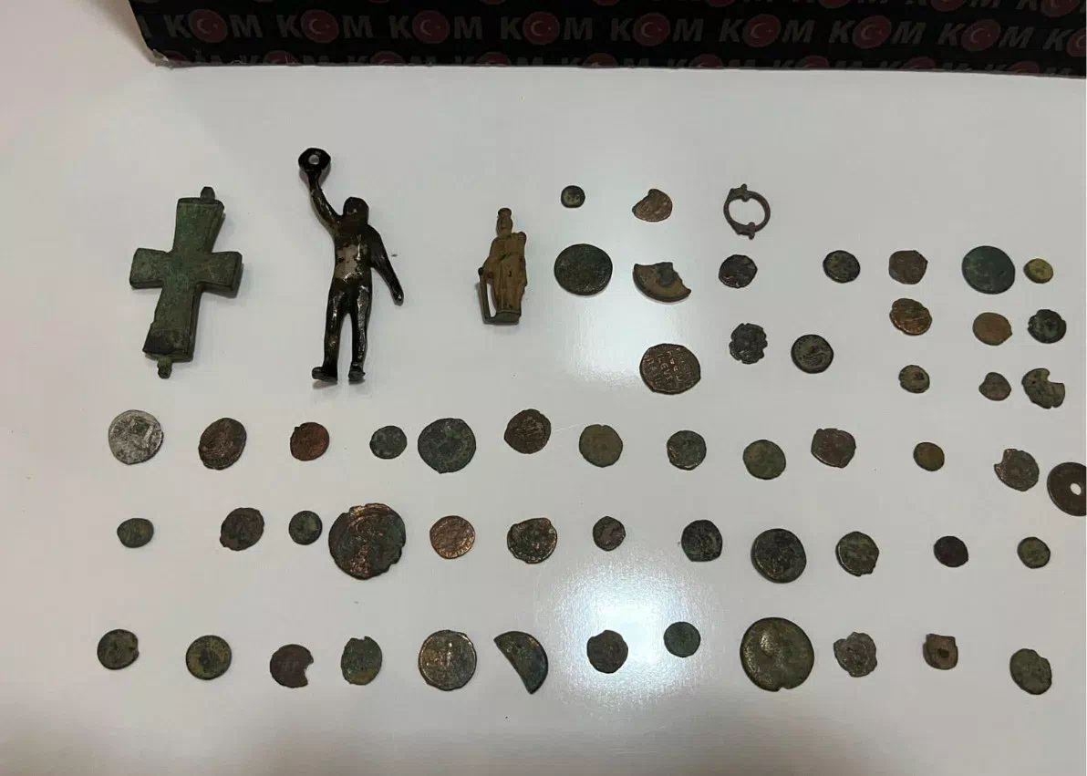 AMASYA’DA ROMA DÖNEMİNE AİT TARİHİ ESER OPERASYONU: 77 SİKKE VE 2 HEYKEL ELE GEÇİRİLDİ!