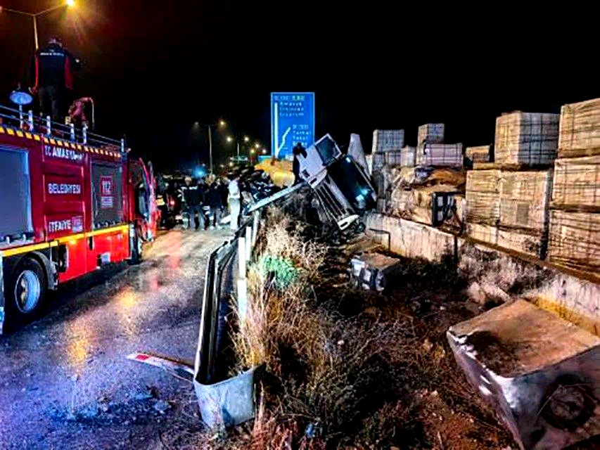 Amasya’da tanker devrildi: 1 yaralı