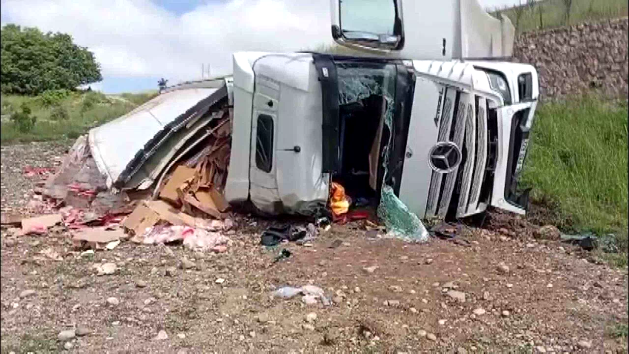 Amasya’da tavuk eti yüklü tır şarampole uçtu: 2 yaralı