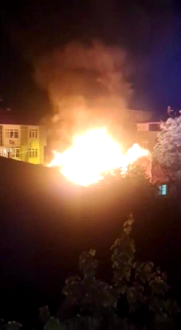 Amasya’da tek katlı evde çıkan yangında alevler geceyi aydınlattı