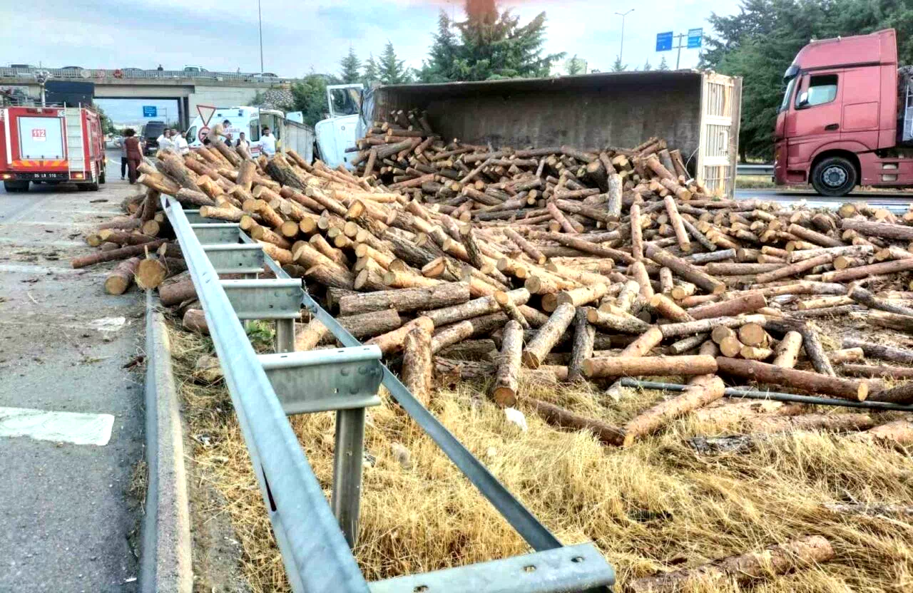 Amasya’da tomruk yüklü tır devrildi: 1 yaralı