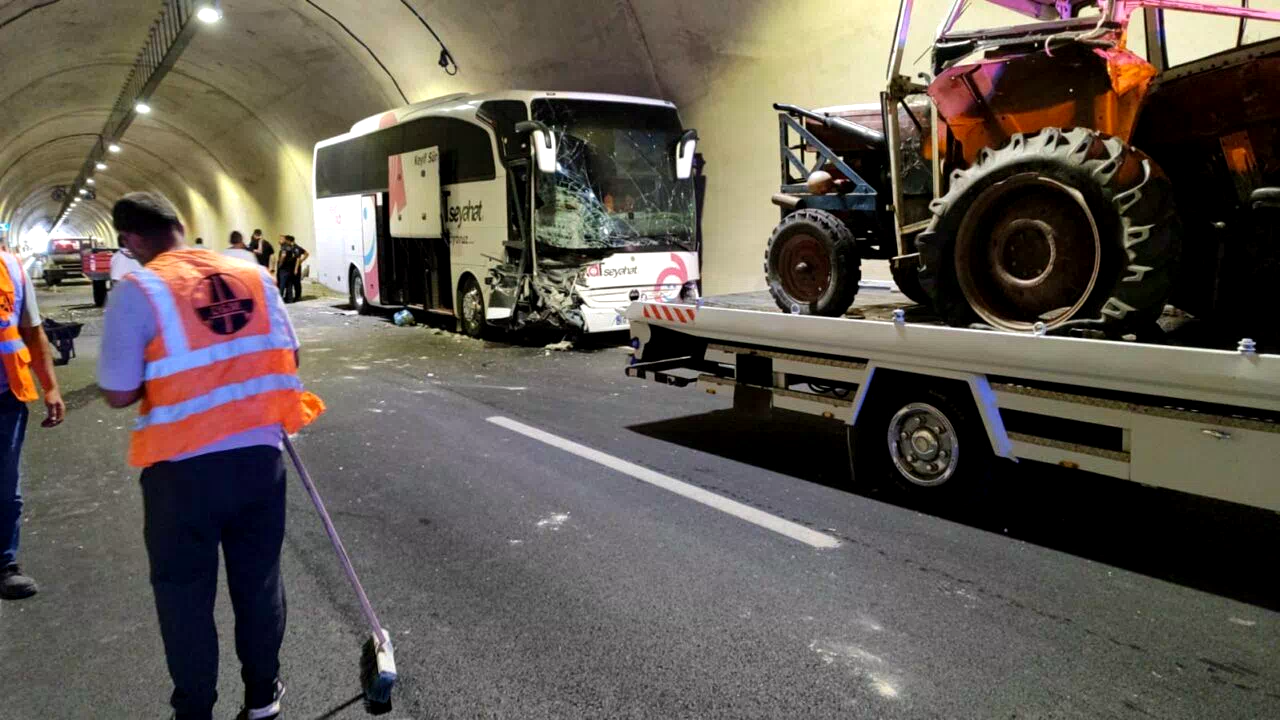 Amasya’da tünelde yolcu otobüsüyle traktör çarpıştı: 1 yaralı