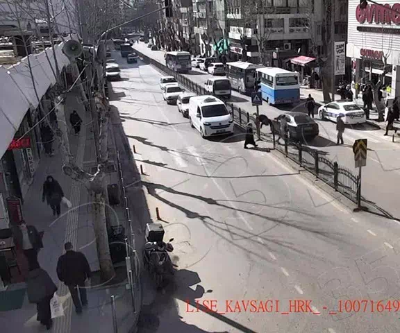 AMASYA’DA YAYA GEÇİDİNDE OTOMOBİLİN ÇARPTIĞI KADIN YARALANDI