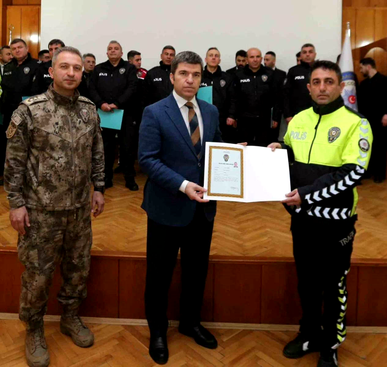 “Amasya Valisi, Çeşitli Suçlarla Aranan Kişileri Yakalayan 47 Polise Başarı Belgesi Verdi”