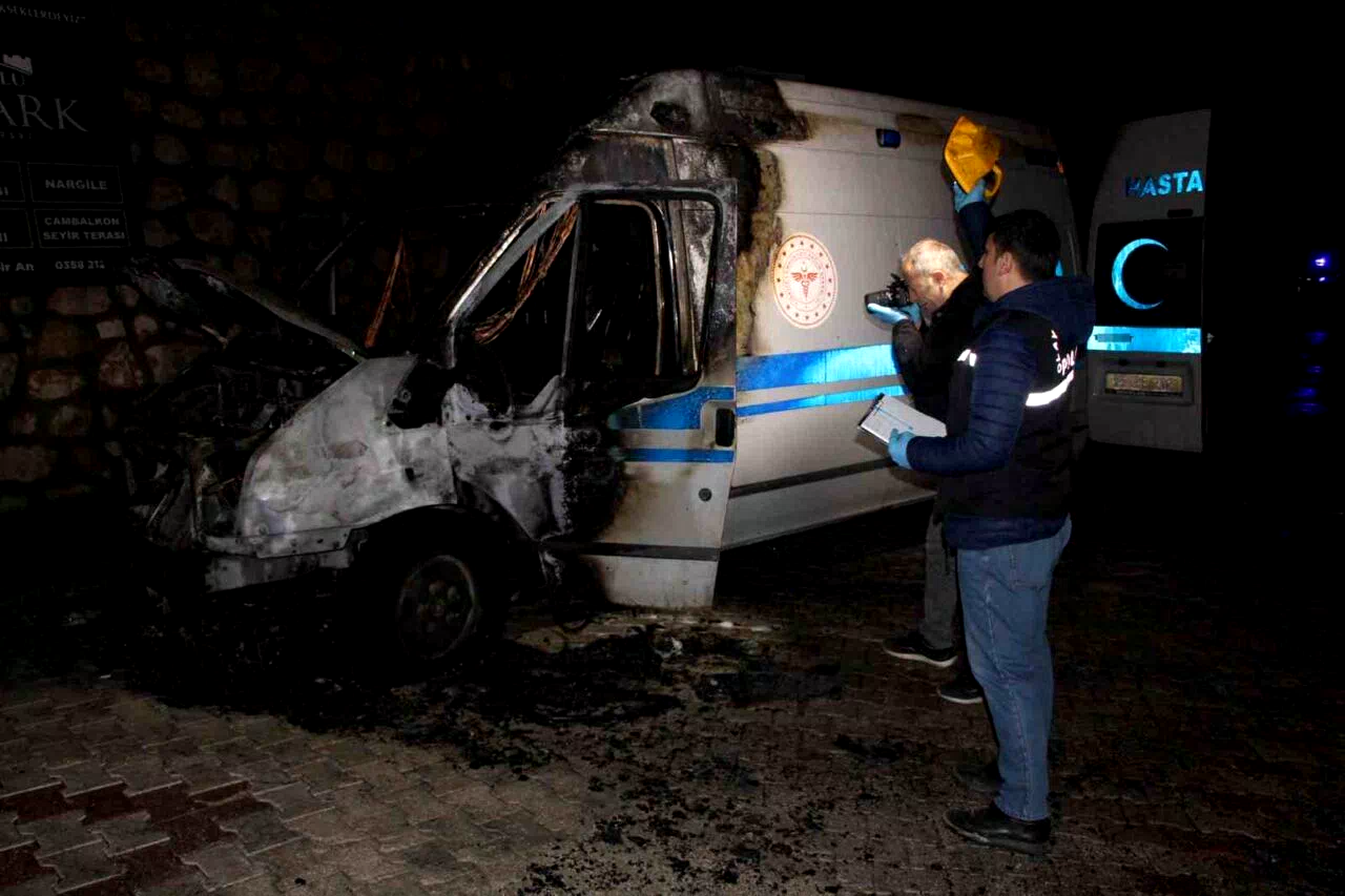 Ambulans alev aldı: Kahraman şoför, hasta ve yakınlarını kurtardı, oksijen tüplerinin patlamasını önledi