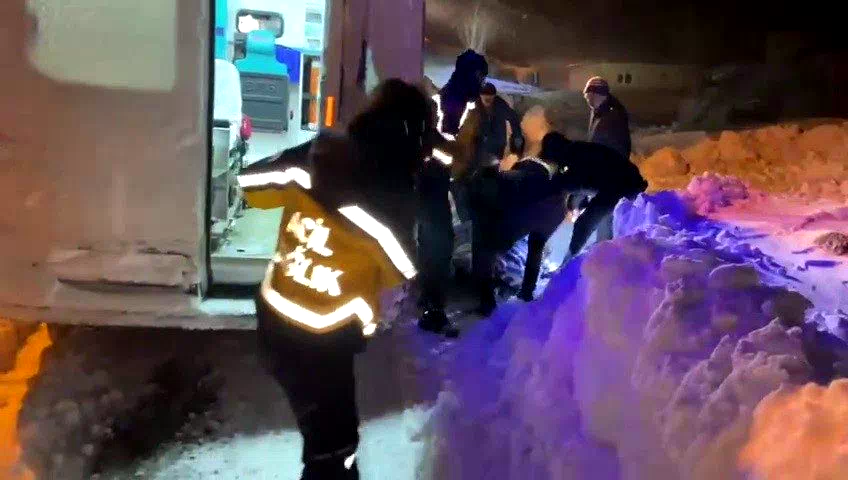 Ambulans karla mücadele ekiplerinin yardımıyla hastaya ulaştı