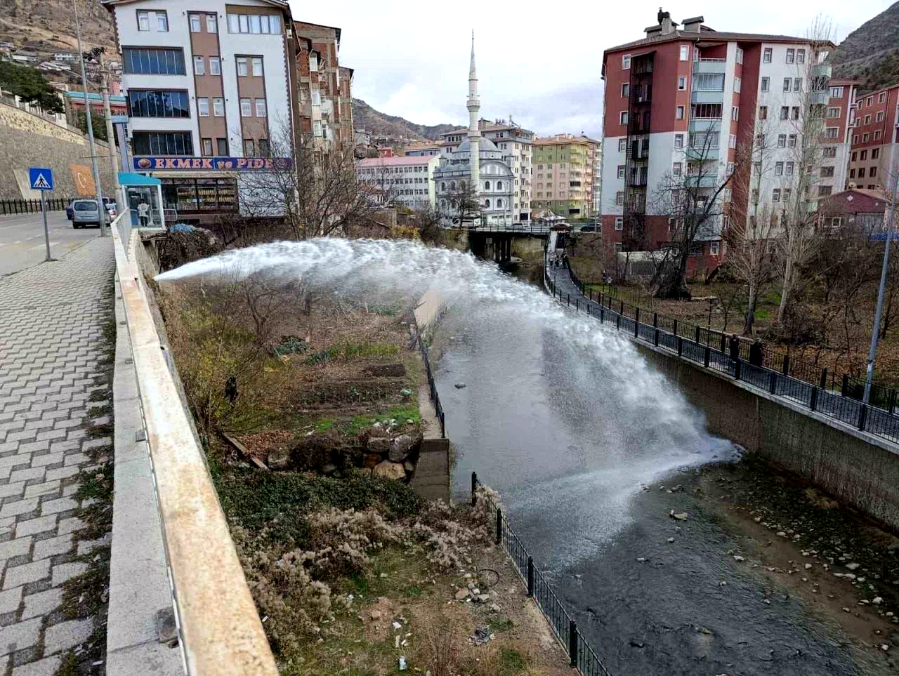 Ana su hattındaki tonlarca su Harşit Çayı’na aktı