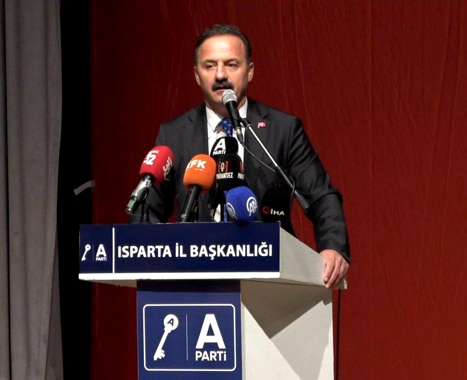 Anahtar Parti Genel Başkanı Ağıralioğlu, kürsüde konuşurken depreme yakalandı
