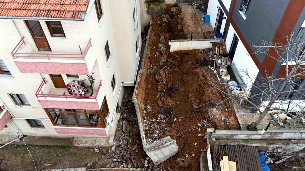 Ankara’da istinat duvarı yıkıldı: 5 apartman boşaltıldı