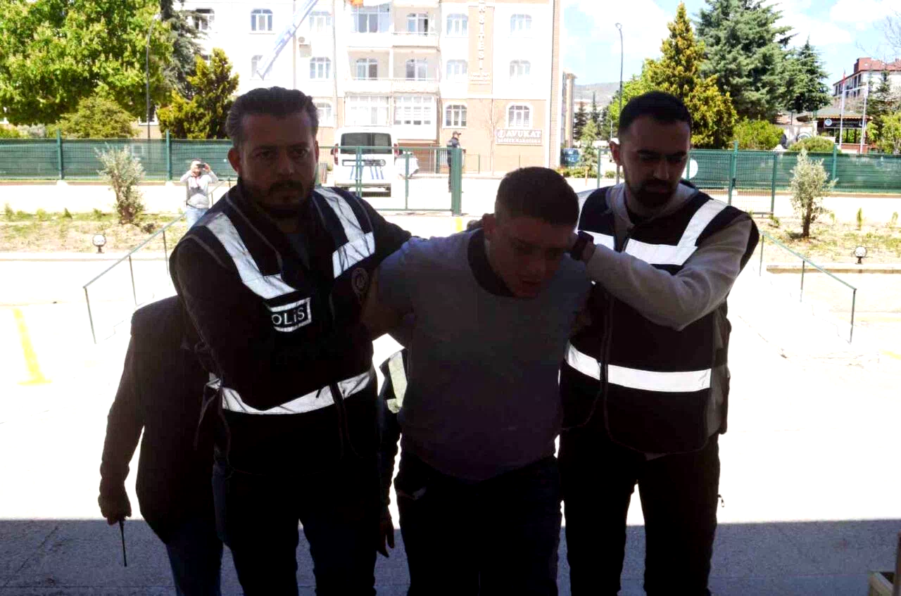 Anne cinayetinde acı gerçek: Tartıştığı oğlunu kapısına gelen polise şikayet etmedi, 1 dakika sonra canından oldu