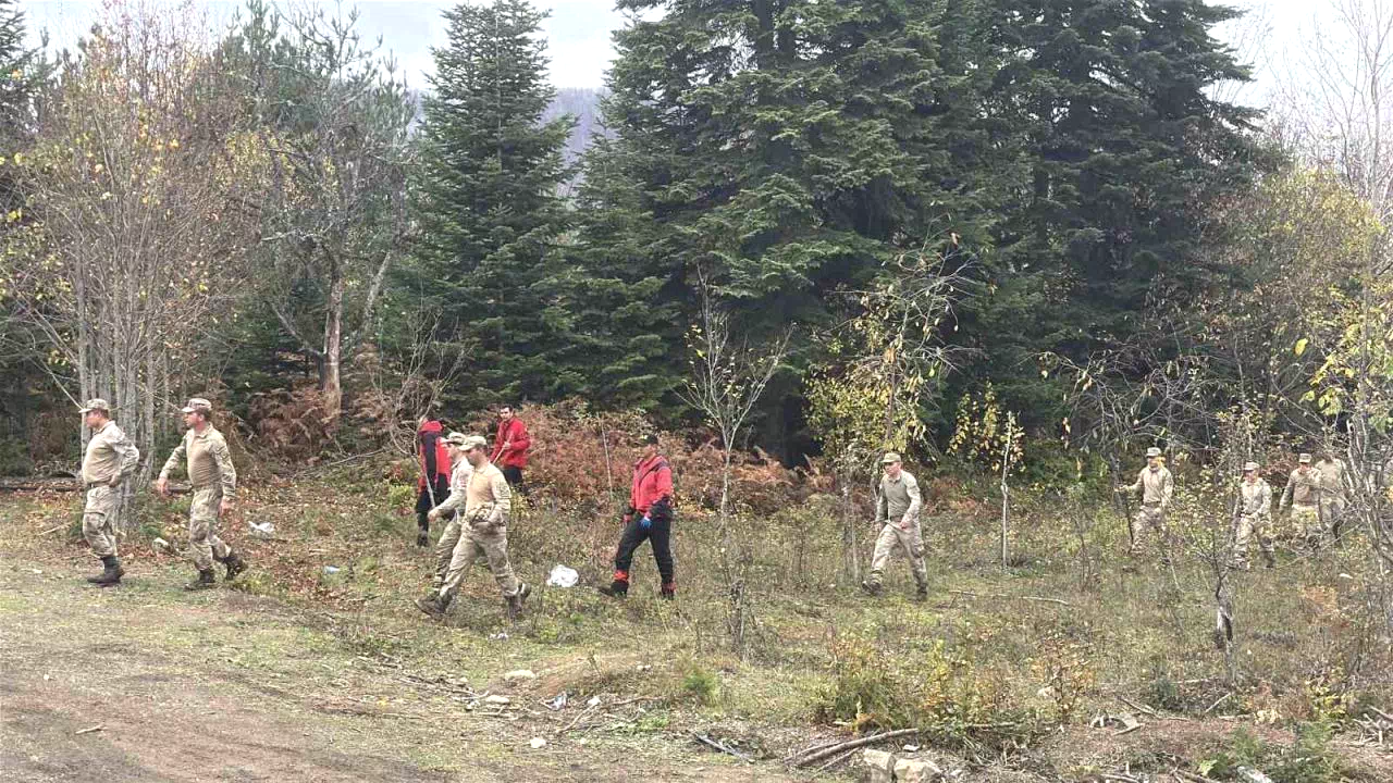 Anne ve oğlunun cesedinin bulunduğu bölgede kayıp çanta ile ayakkabı bulundu, telefona ulaşılamadı