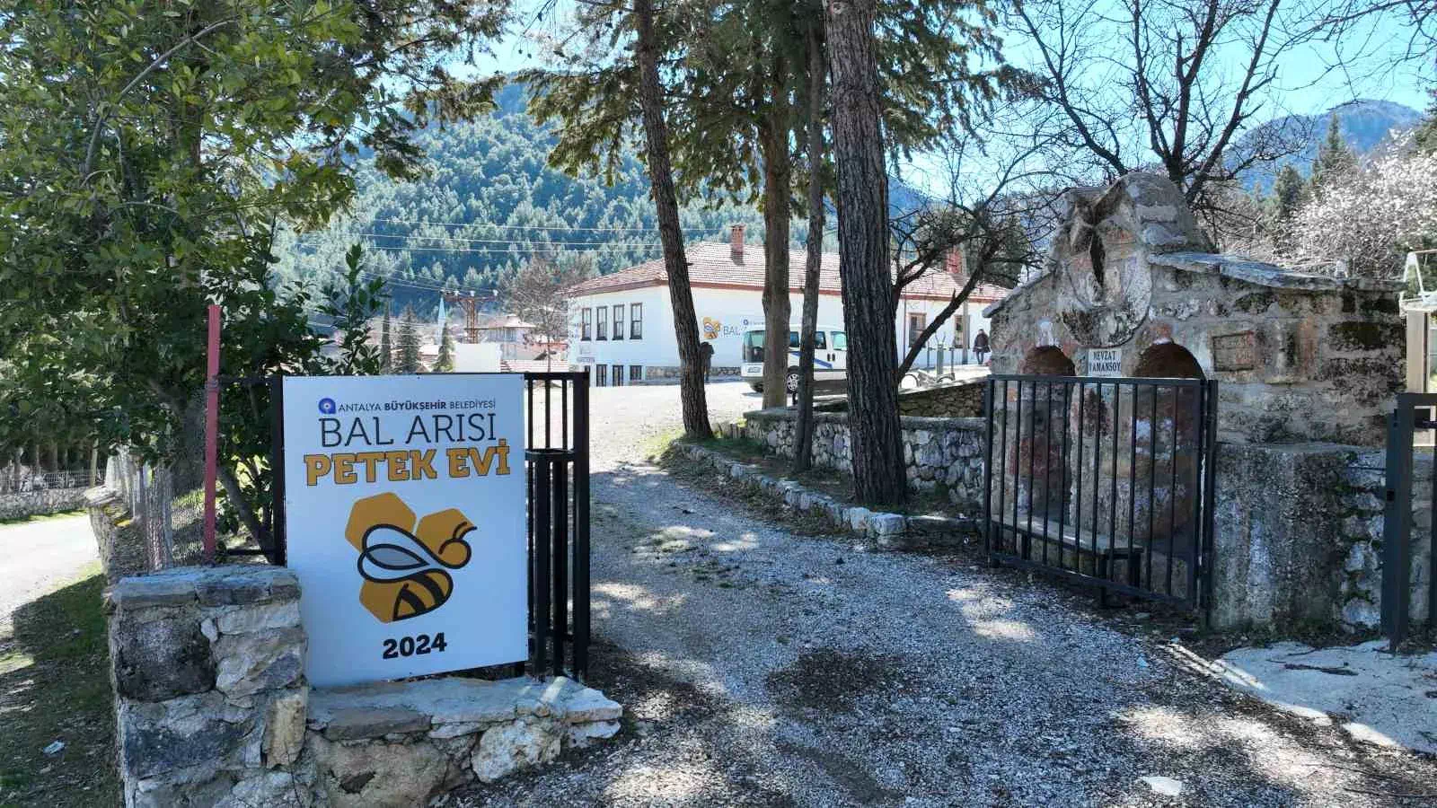Antalya Büyükşehir Belediyesi’nin “Bal Arısı Petek Evi” projesi İbradı ilçesinde destek sağlayacak bir merkez olacak.