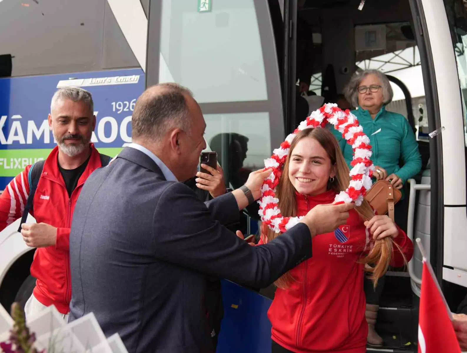 Antalya’da başarı elde eden milli eskrimciler Balıkesir’de coşkuyla karşılandı.