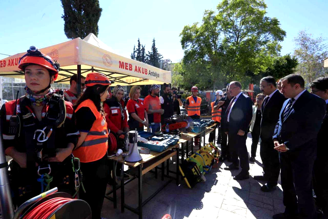 Antalya’da deprem tahliye tatbikatı gerçekleştirildi