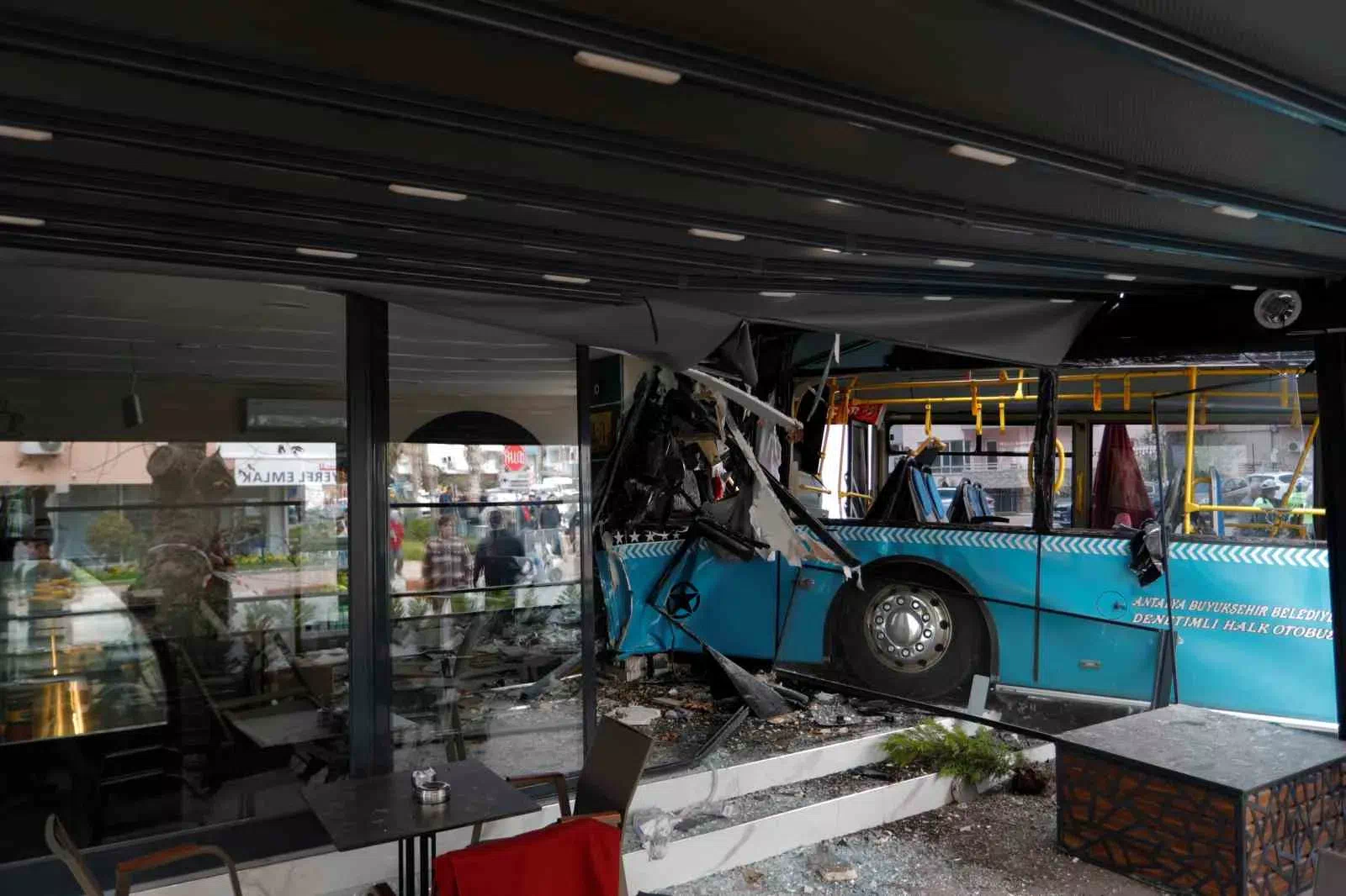 ANTALYA’DA HALK OTOBÜSÜ KAFETERYAYA DALDI: 3 YARALI