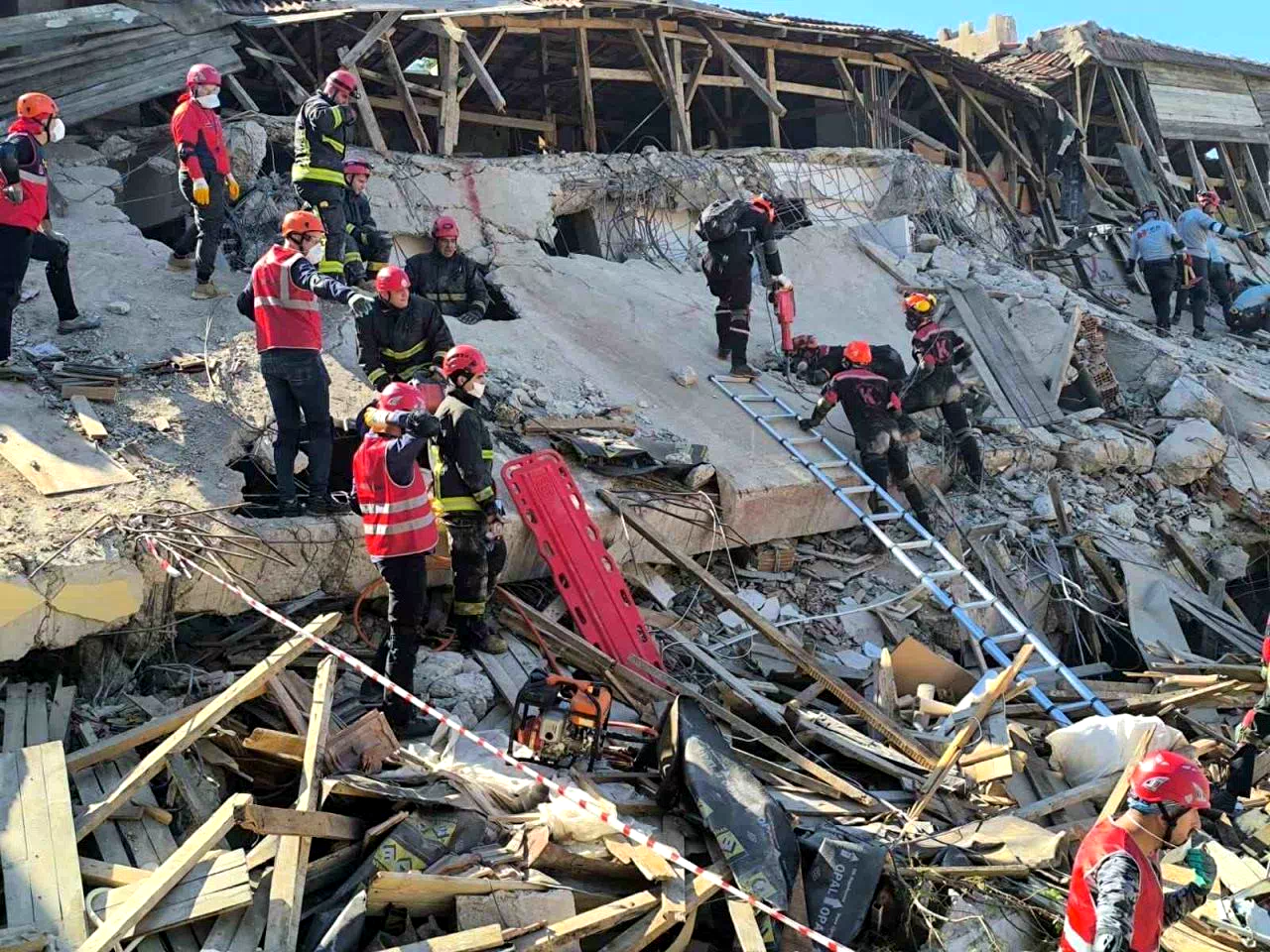 Antalya’da yıkımı gerçekleşen riskli yapı enkazında deprem tatbikatı