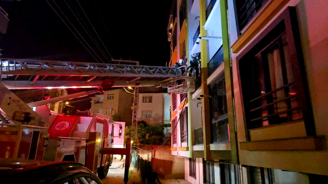Apartman dairesinden yükselen duman paniğe neden oldu