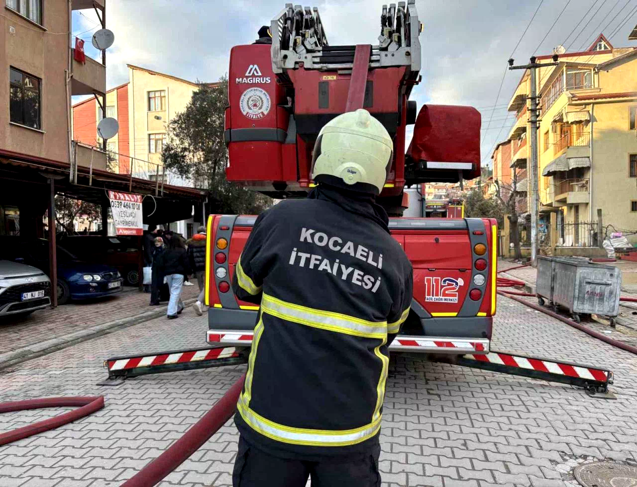 Apartmanın 2. katı alev alev yandı: 5 kişi dumandan etkilendi