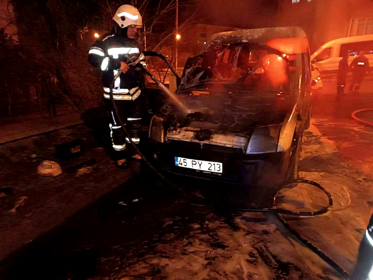 Araç alev topuna döndü, yürekler ağza geldi