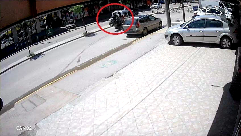 Araca çarpan motosiklet takla attı, 1 kişi yaralandı