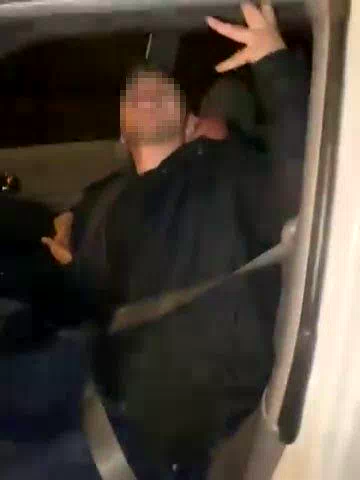 Aracına çarpan 3 kişiyi kendinden geçmiş halde gördü, o anları kayda aldı