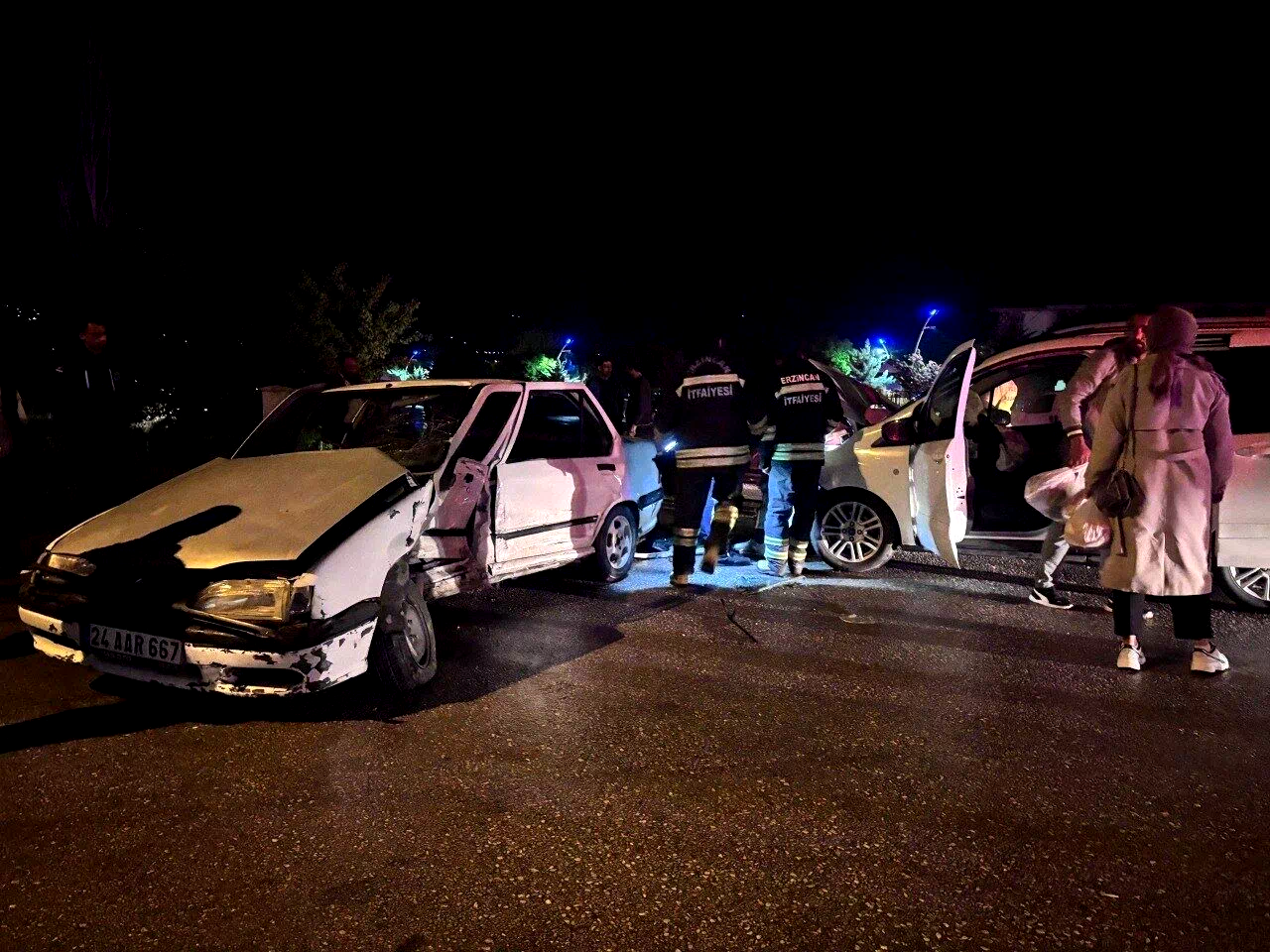 Araçta sıkışan yaralıyı itfaiye kurtardı