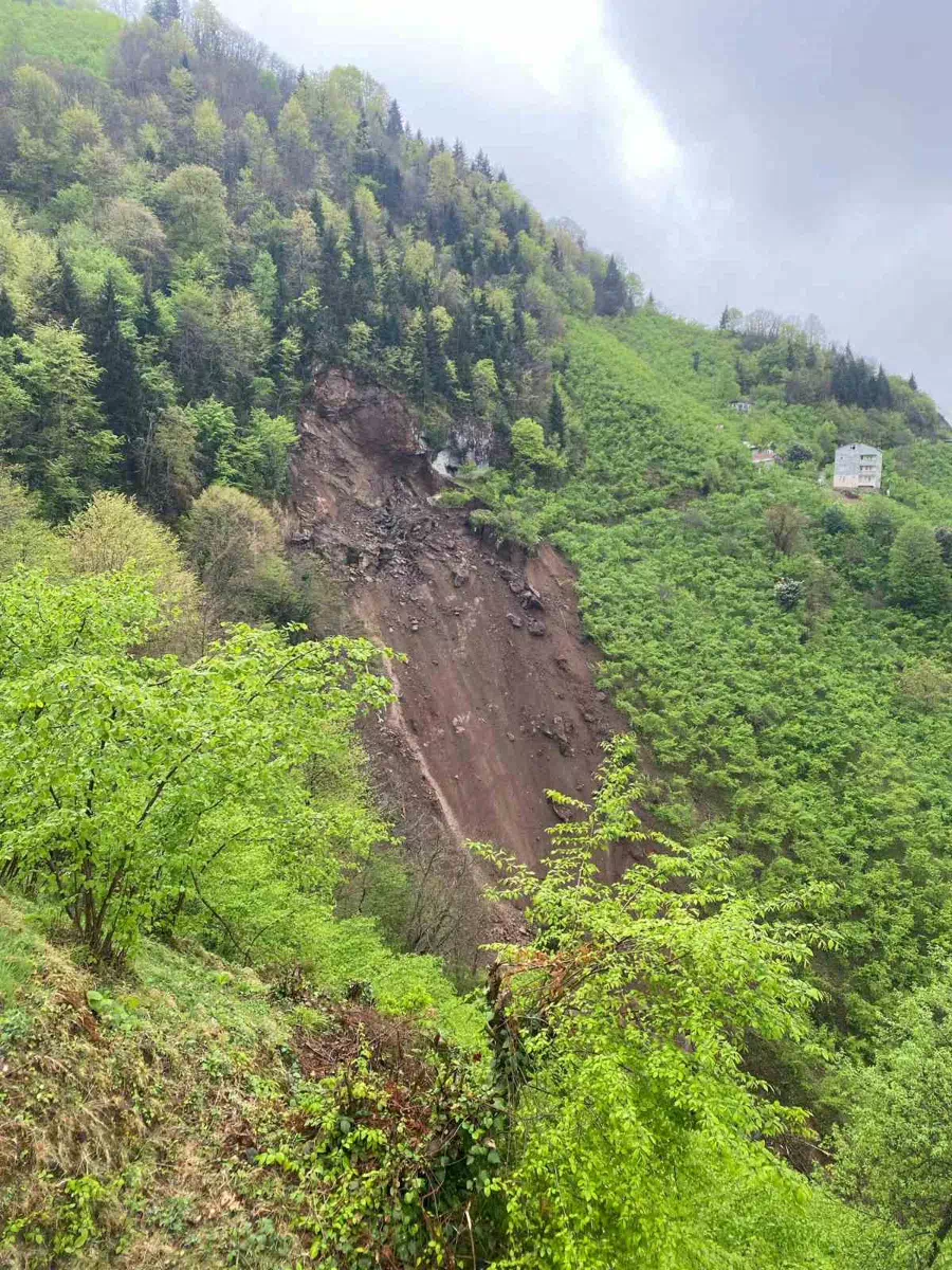 Araklı ilçesinde Karatepe mahallesinde yaşanan heyelan korkuttu.