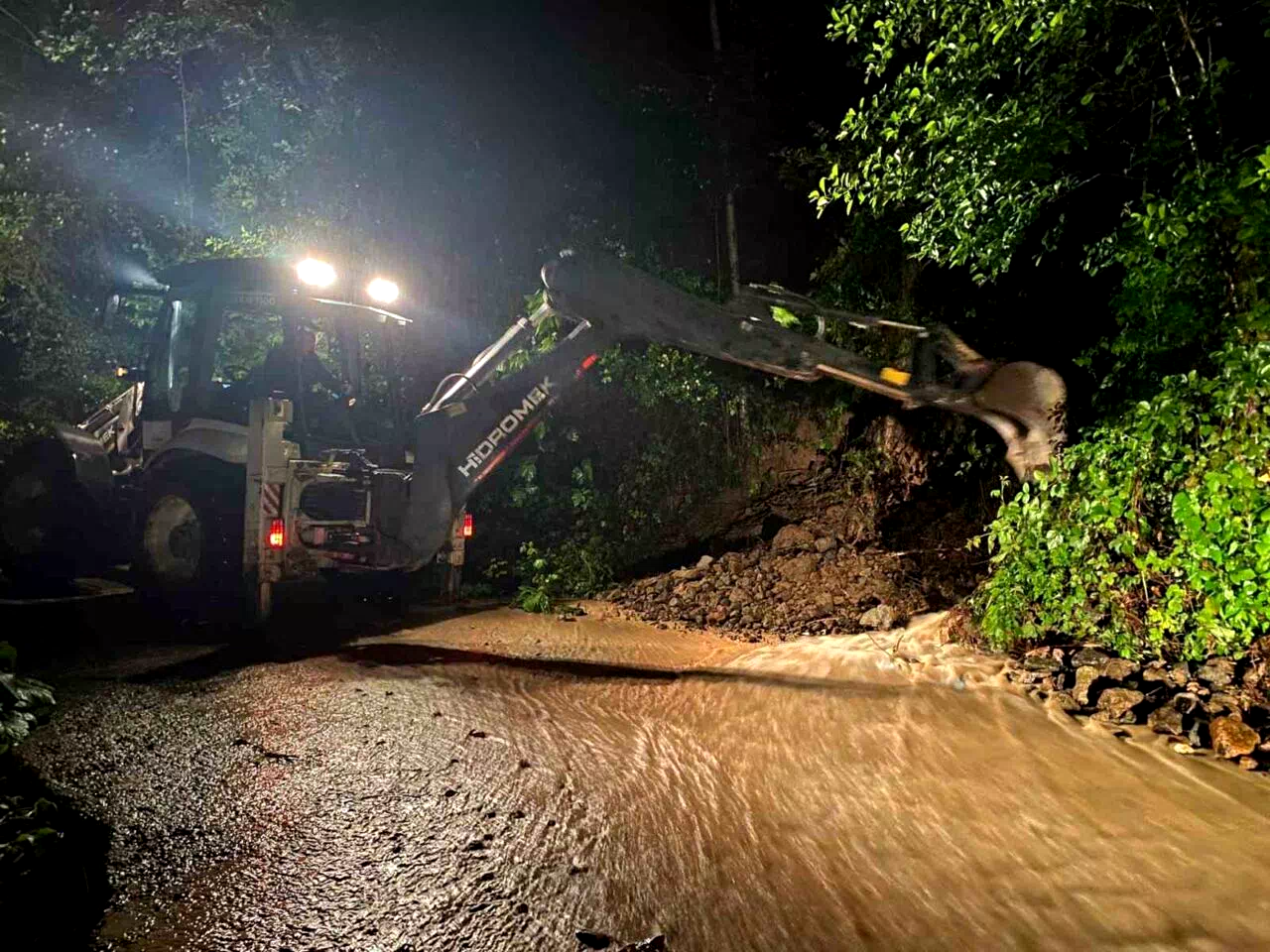 Araklı ilçesinde şiddetli yağış sonrası kapanan yollar açılıyor