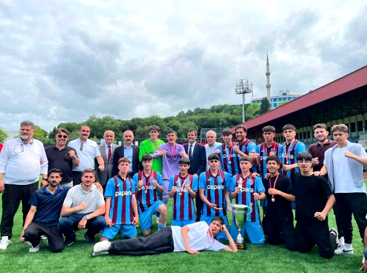 Araklı Saffet Çebi Lisesi’nin şampiyonluk sevinci