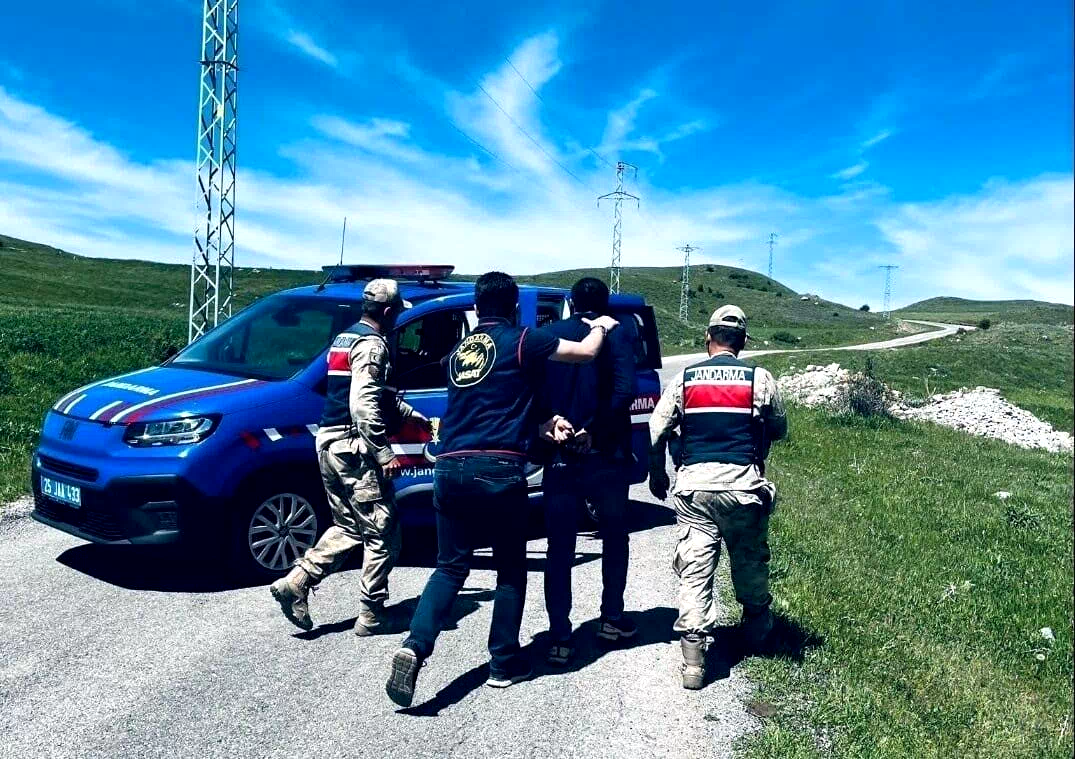Aranan şahıslar Jandarmadan kaçamadı