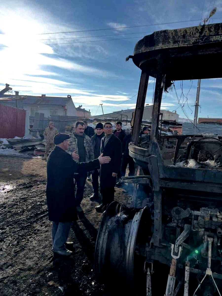 Ardahan’da korkutan yangın: Traktör, ot balyaları ve 10 ton tahıl küle döndü