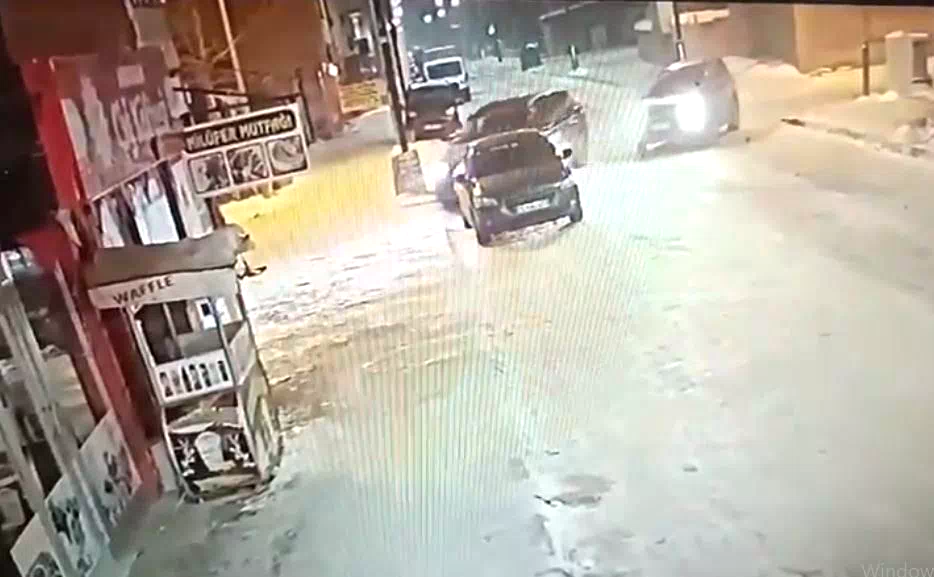 Ardahan’da otomobil iş yerine daldı