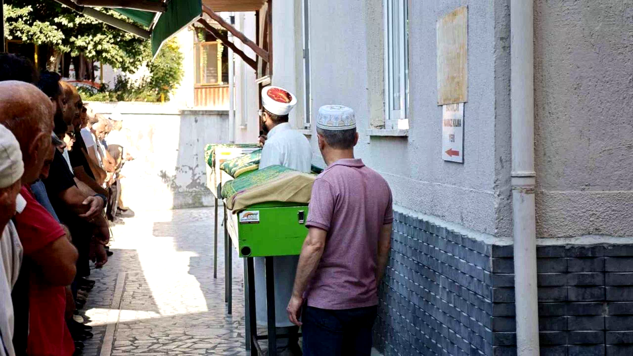 Ardahan’daki feci kazada hayatını kaybeden 4 kişi Artvin’de toprağa verildi