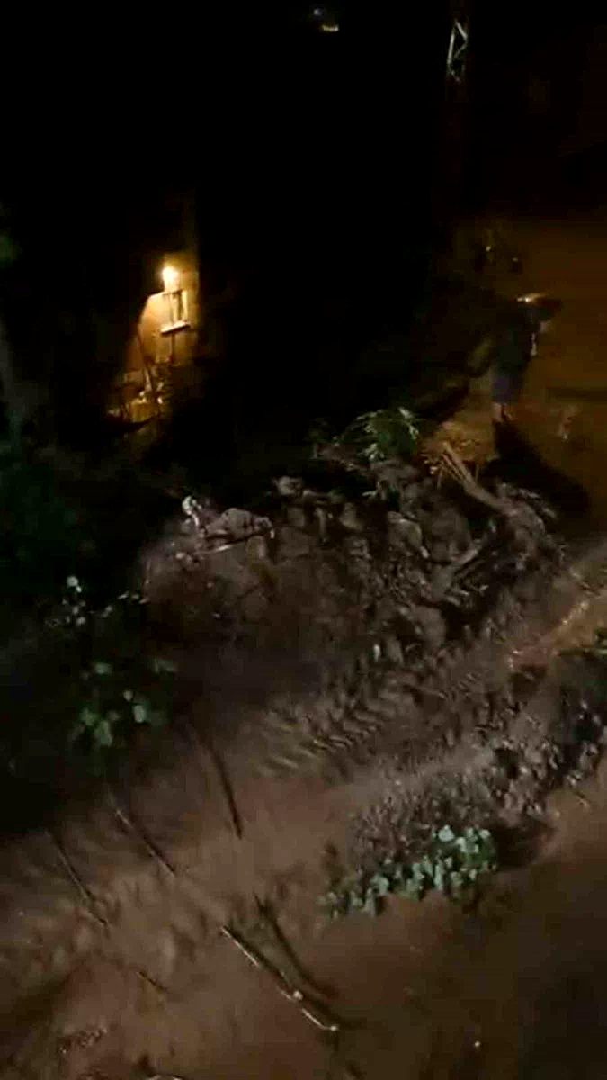 Ardeşen’de heyelan: Köy yolu ulaşıma kapandı