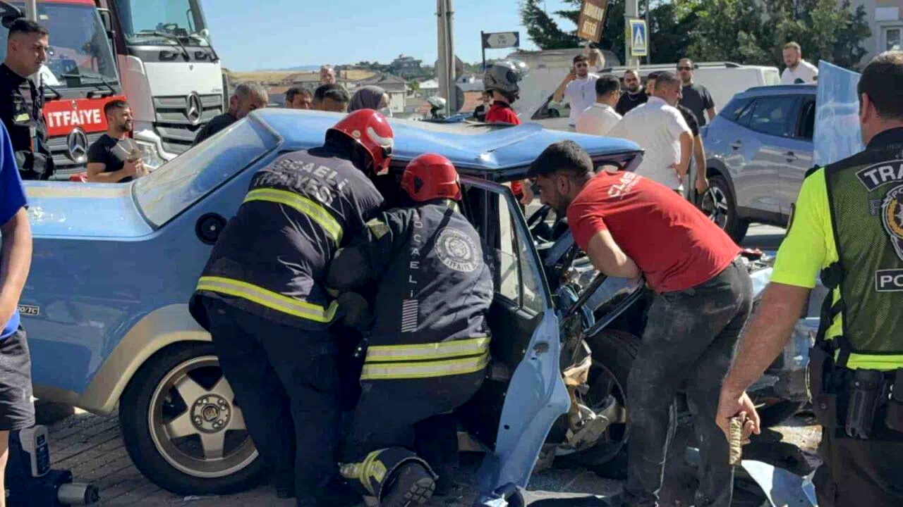 Ardı ardına şerit değiştiren sürücü kaza yaptı: 3 yaralı