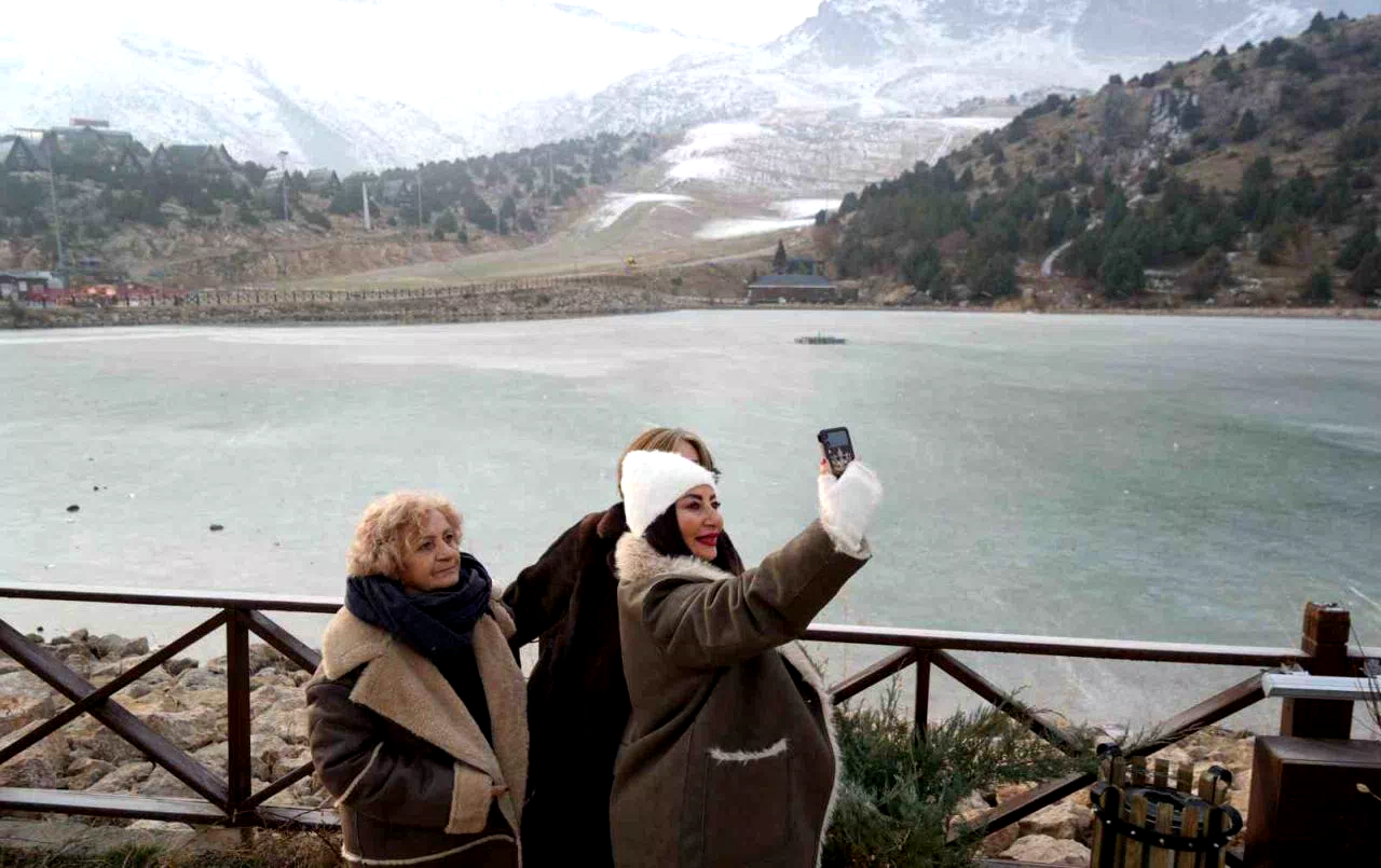 Ardıçlı Gölü buzla kaplandı
